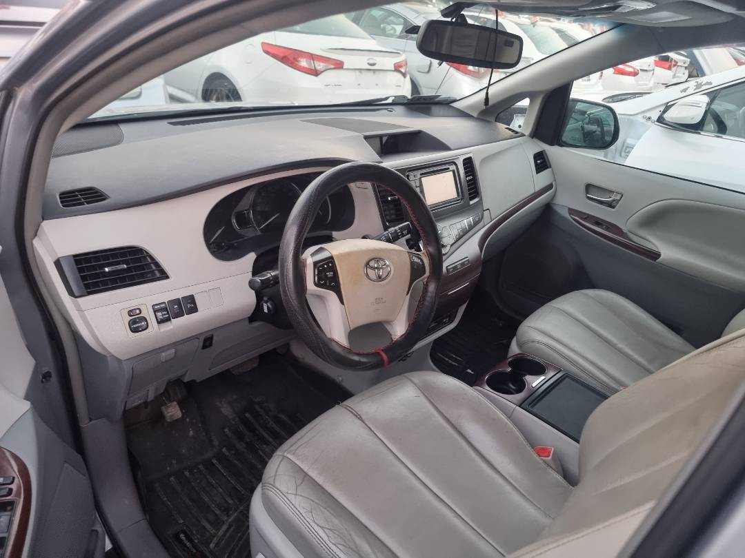 TOYOTA SIENNA 2014 view 2