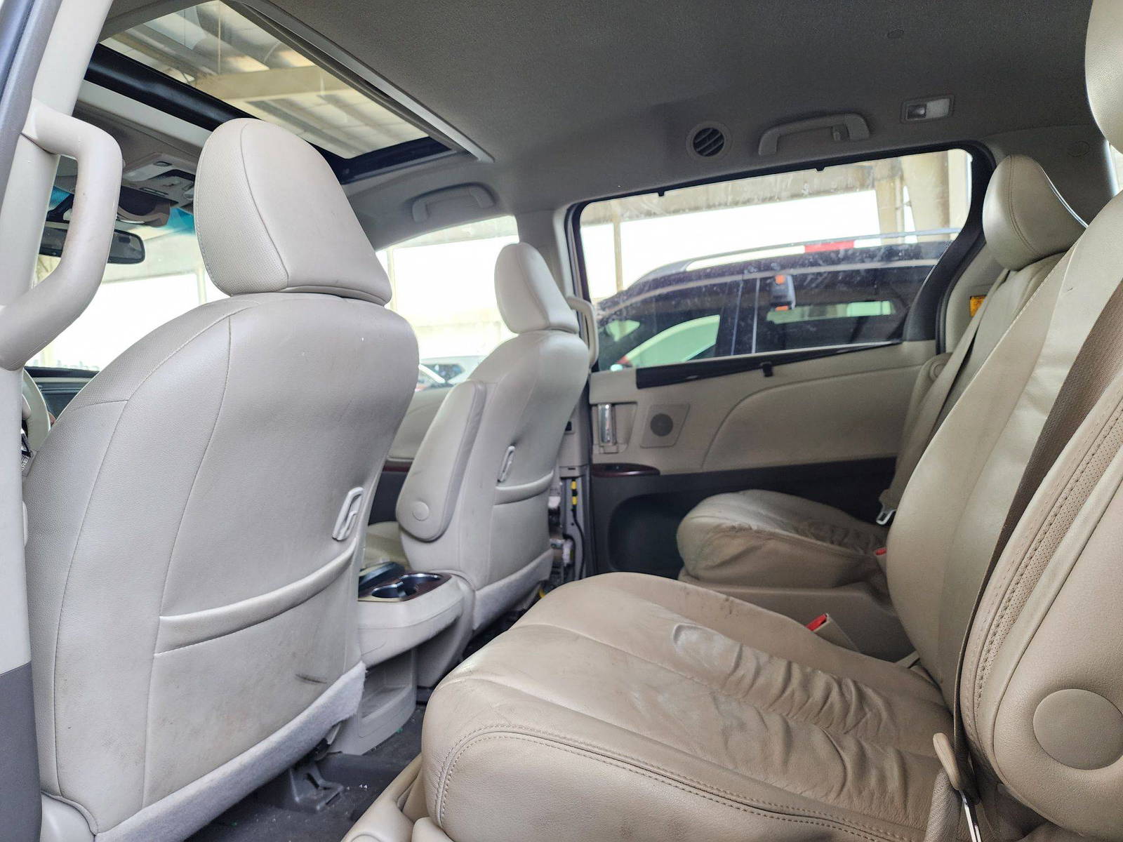 2011 TOYOTA SIENNA — 142781 Miles — Lot 52631154 — Souq - Marhaba Auctions Used Cars - Image 6