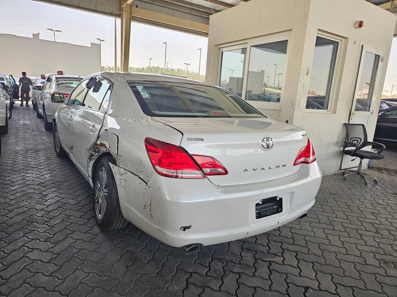 2006 TOYOTA AVALON — 188581 Miles — Lot 06U145579 — Souq - Marhaba Auctions Used Cars - Image 5