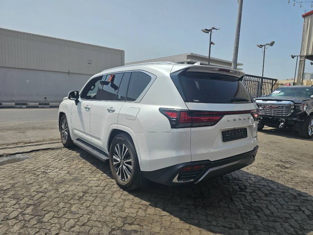 2023 LEXUS LX-600 — 163336 KM — Lot P4022929 — Souq - Marhaba Auctions Used Cars - Image 5