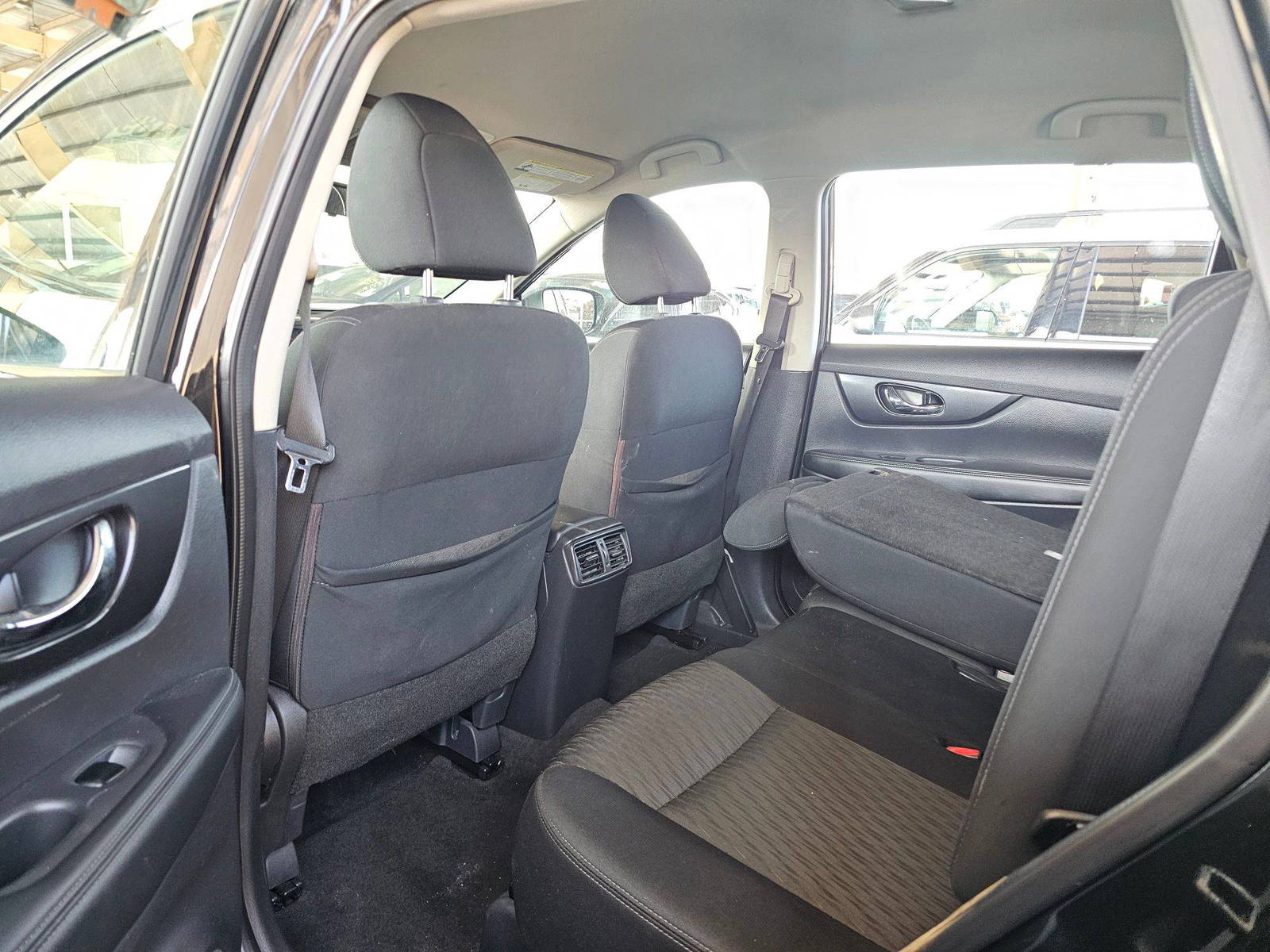 2017 NISSAN ROGUE — 137018 Miles — Lot V7HP513665 — Souq - Marhaba Auctions Used Cars - Image 7