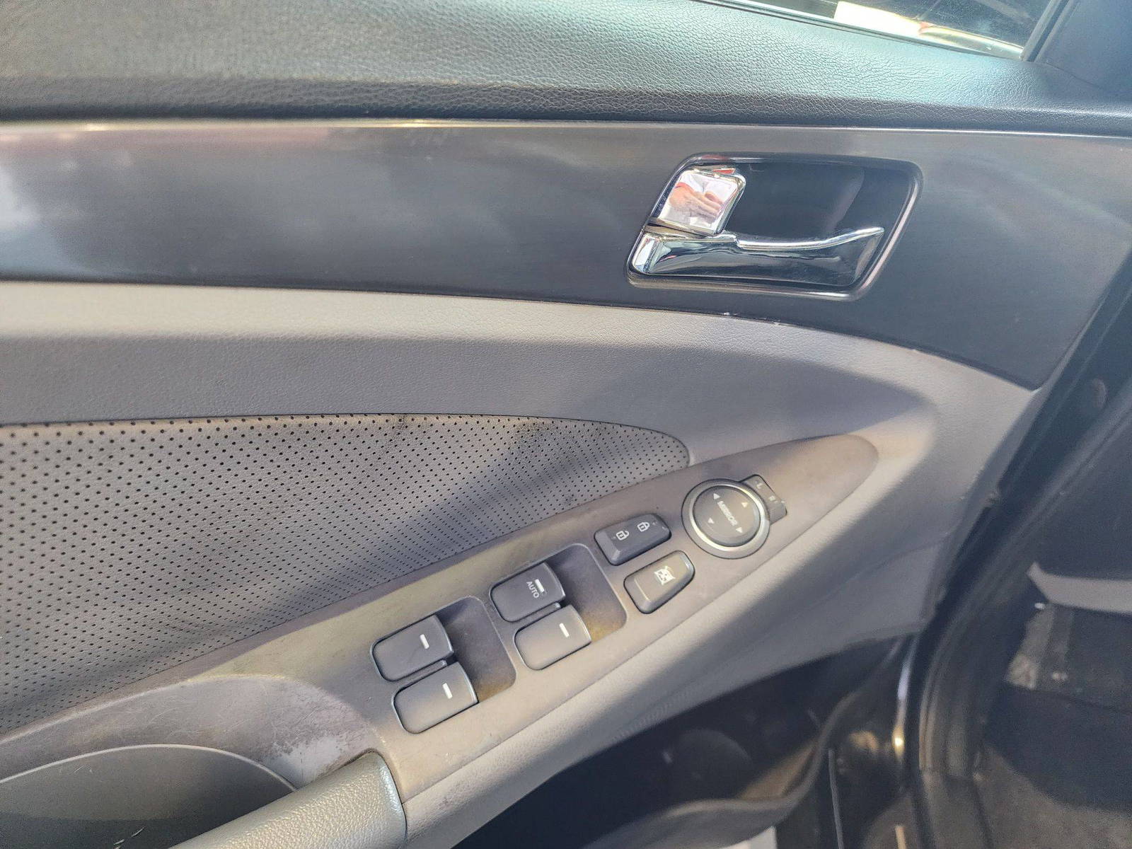 2015 HYUNDAI SONATA — 211716 Miles — Lot 131432 — Al Quoz - Marhaba Auctions Used Cars - Image 11
