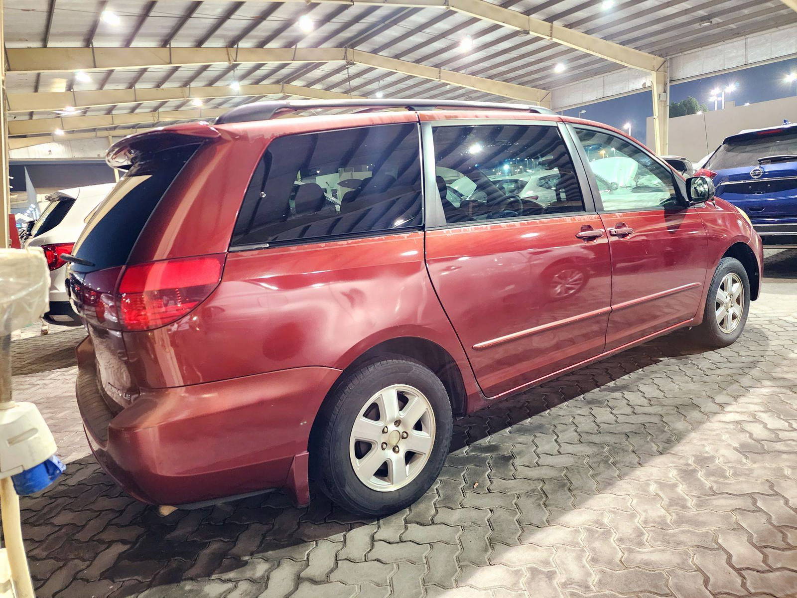 2004 TOYOTA SIENNA — 221505 Miles — Lot 4S086990 — Souq - Marhaba Auctions Used Cars - Image 4