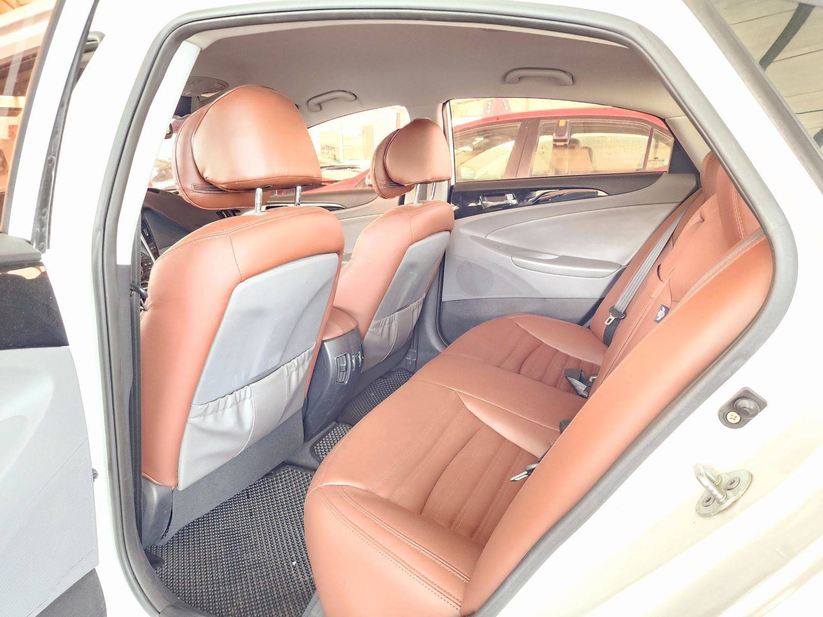 2010 HYUNDAI SONATA — 90930 KM — Lot 100255 — Souq - Marhaba Auctions Used Cars - Image 6