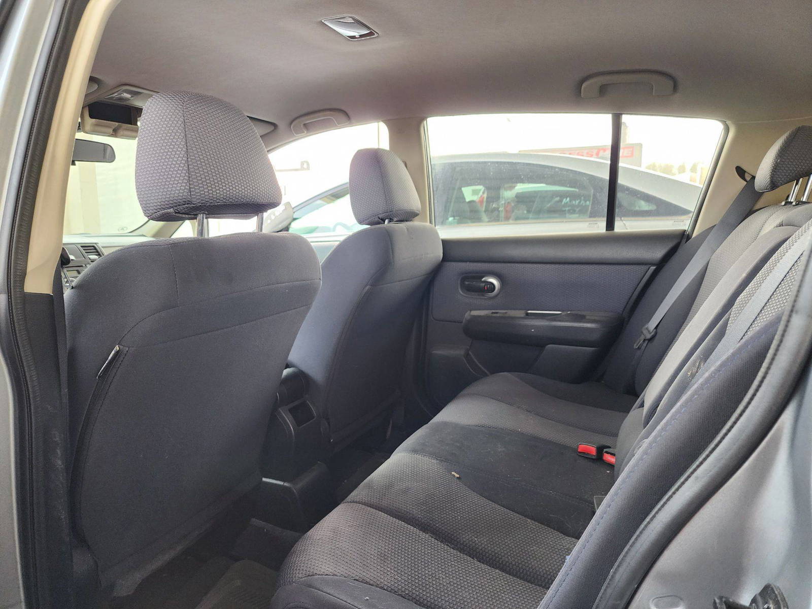 2007 NISSAN VERSA — 143503 KM — Lot 423133 — Souq - Marhaba Auctions Used Cars - Image 6