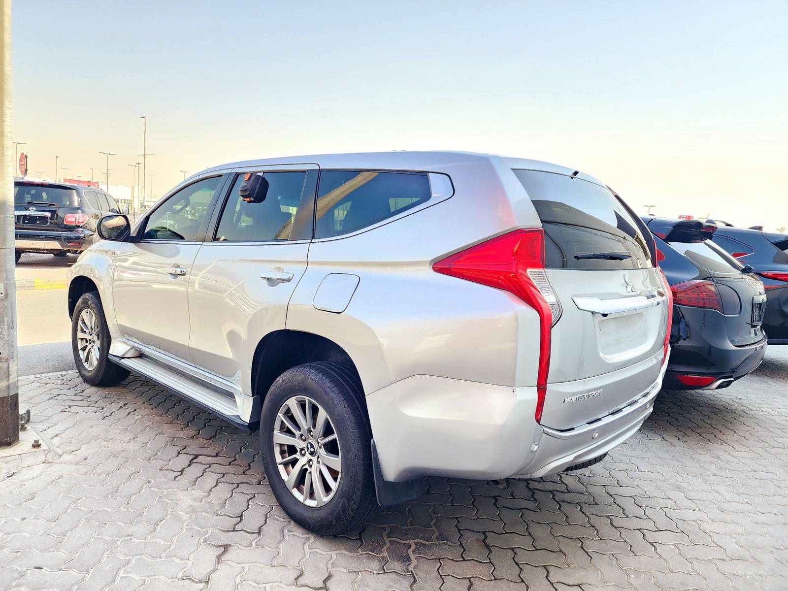 2017 MITSUBISHI MONTERO — 104778 KM — Lot H012795 — Souq - Marhaba Auctions Used Cars - Image 3