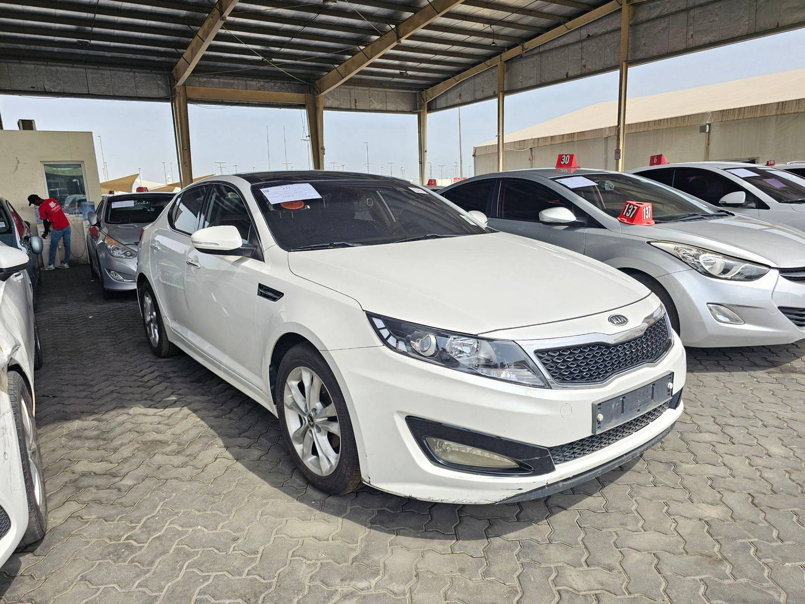 2011 KIA K5 — 153299 KM — Lot 10709 — Souq - Marhaba Auctions Used Cars - Image 3