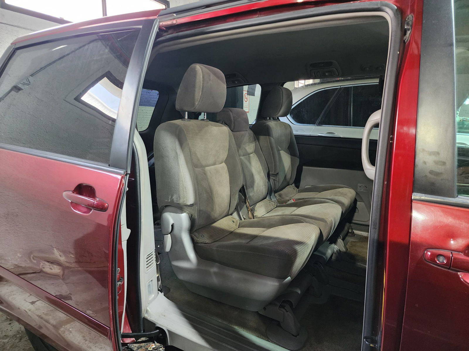 2010 TOYOTA SIENNA — 183253 Miles — Lot 2851452 — Al Quoz - Marhaba Auctions Used Cars - Image 3