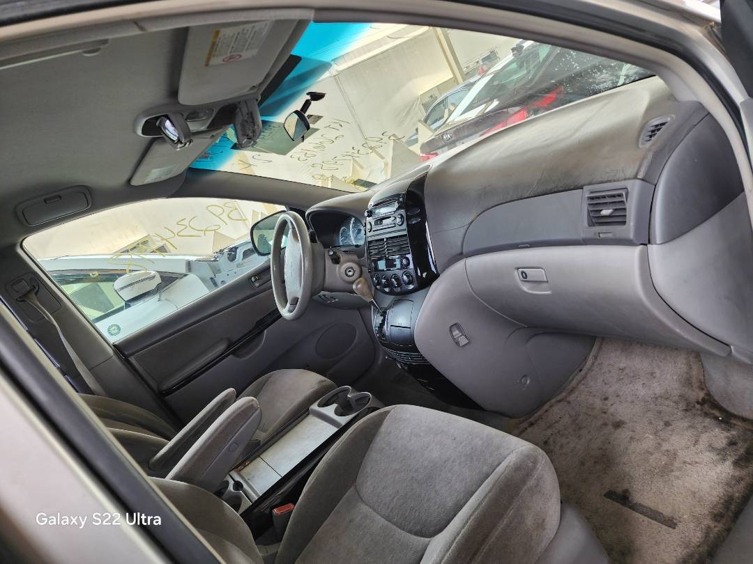 2004 TOYOTA SIENNA — 266183 Miles — Lot 39234798 — Ind. 12 - Marhaba Auctions Used Cars - Image 8