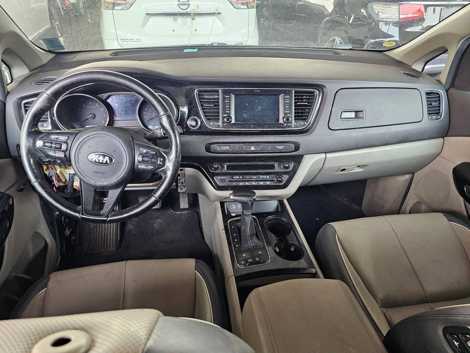 2017 KIA SEDONA — 253400 KM — Lot 43474285 — Souq - Marhaba Auctions Used Cars - Image 7