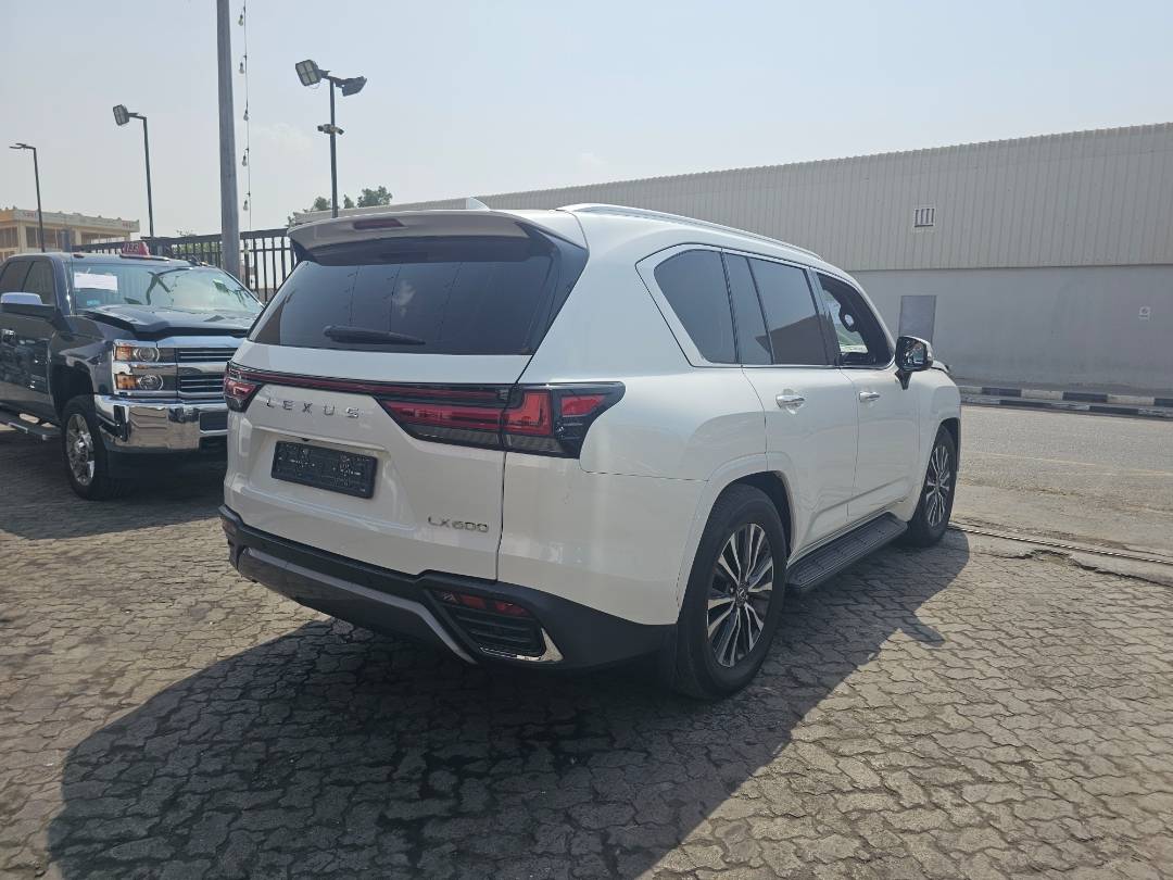 2023 LEXUS LX-600 — 163336 KM — Lot P4022929 — Souq - Marhaba Auctions Used Cars - Image 4