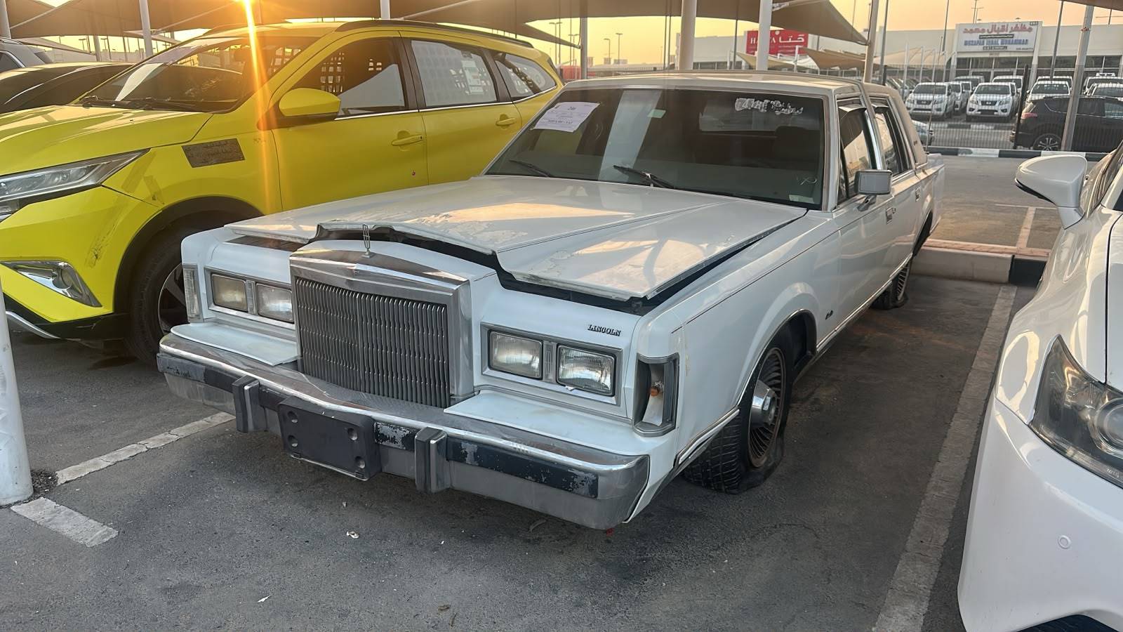 Lincoln TOWN 1988 view 2