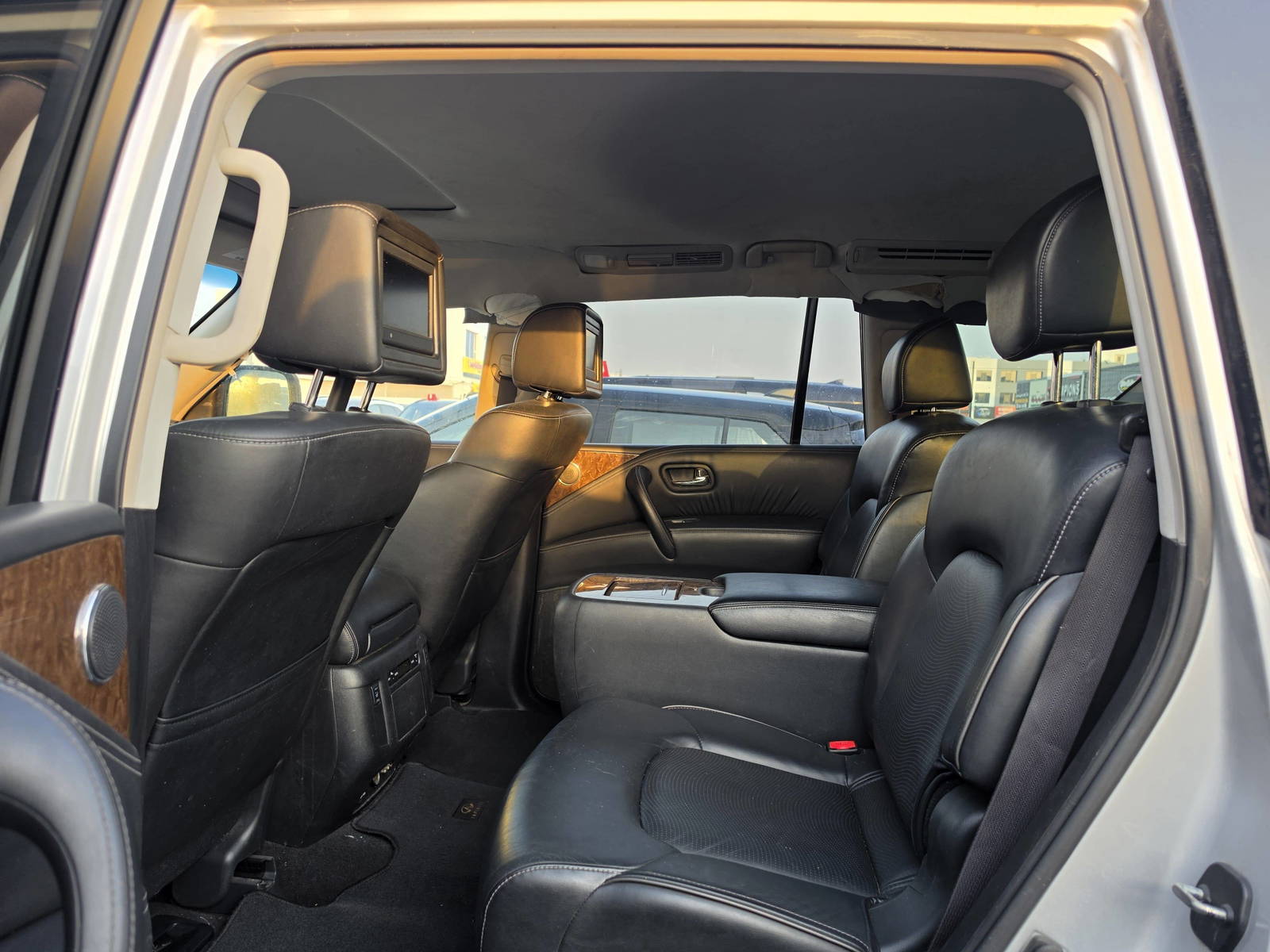 2017 INFINITI QX80 — 117957 Miles — Lot 73003605 - Marhaba Auctions Used Cars - Image 7