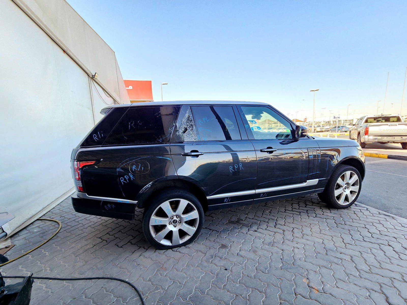 2013 LAND ROVER RANGE ROVER SUPERCHARGED — 130598 Miles — Lot 41131124 — Souq - Marhaba Auctions Used Cars - Image 4