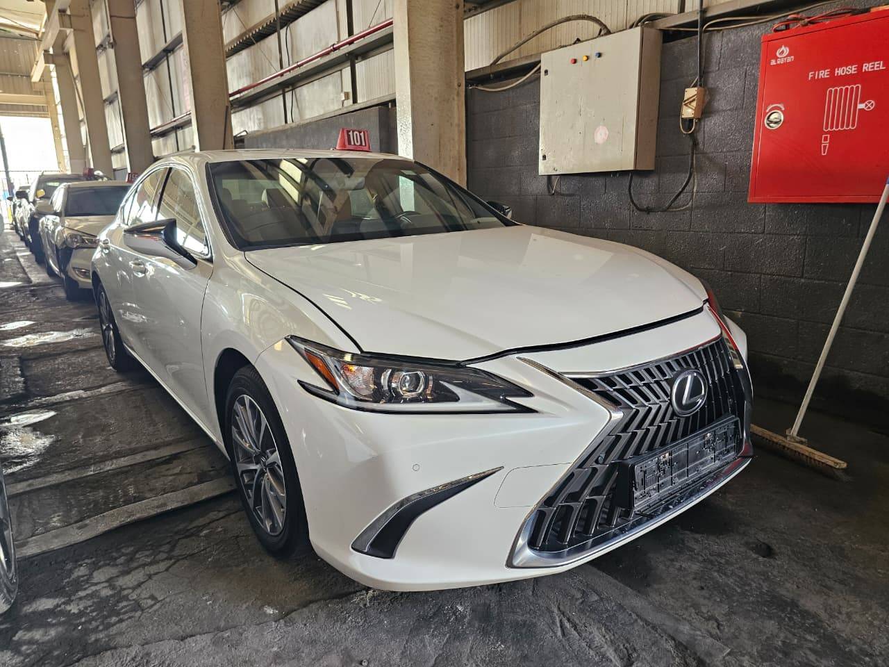 2023 LEXUS ES 300H — 146038 KM — Lot P2203865 — Main - Marhaba Auctions Used Cars - Image 4