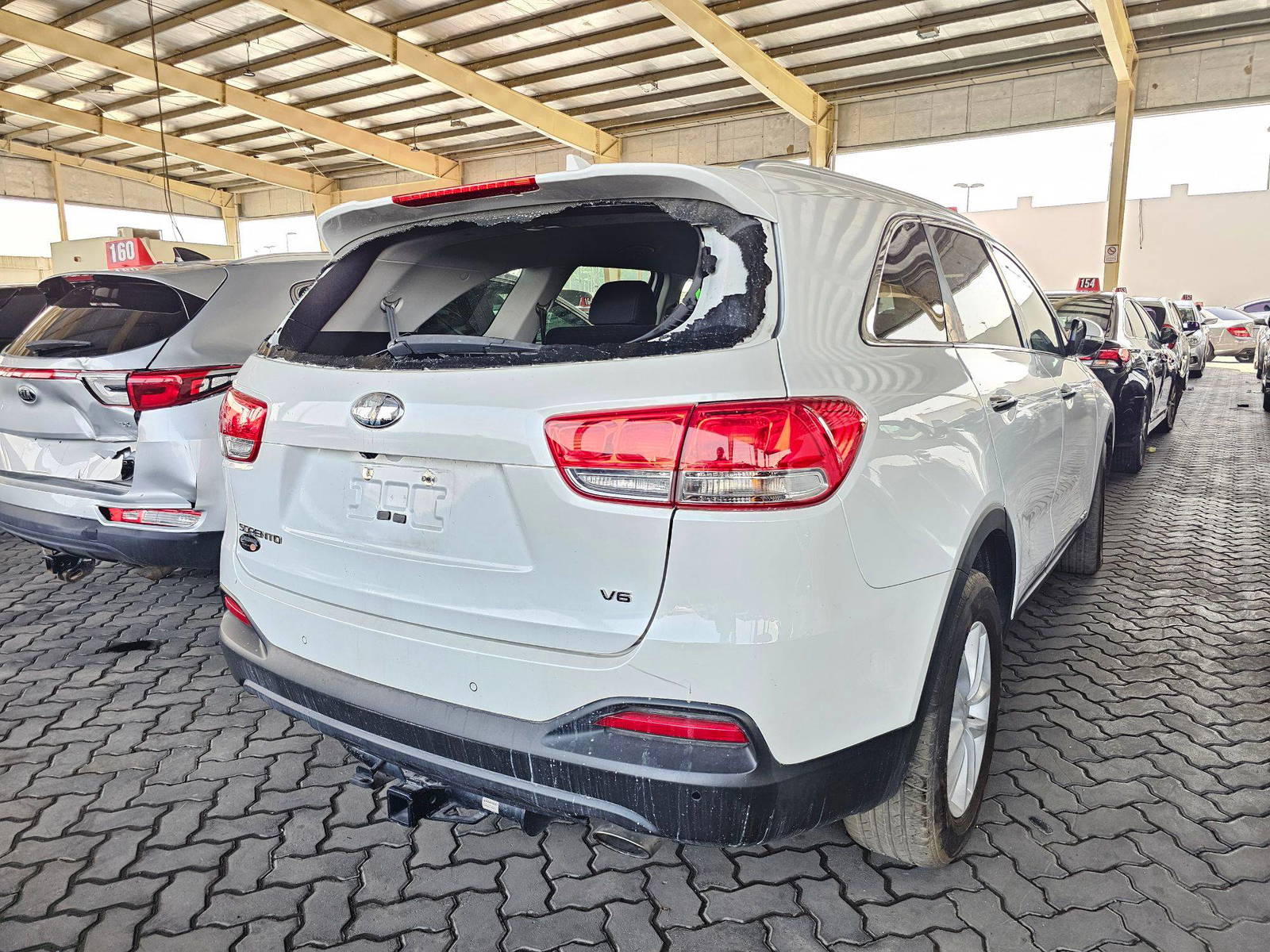 2018 KIA SORENTO — 125504 Miles — Lot DA52JG368347 — Souq - Marhaba Auctions Used Cars - Image 4