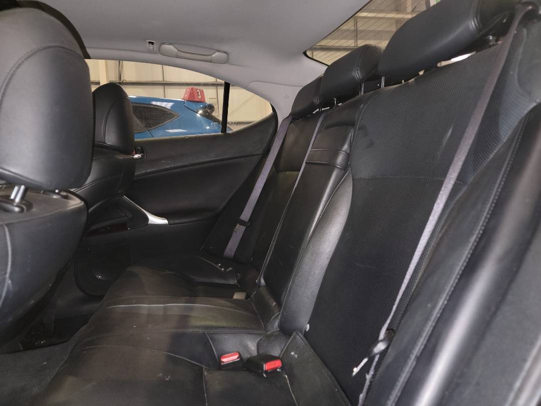 2006 LEXUS IS 250 — 165031 Miles — Lot 008120 — Souq - Marhaba Auctions Used Cars - Image 7