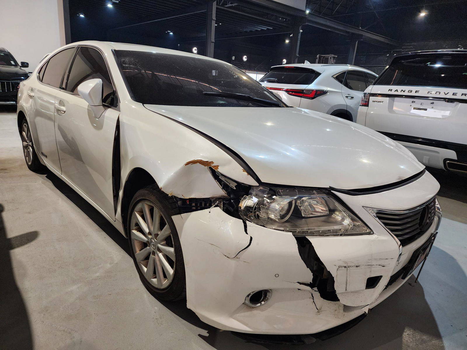 2014 LEXUS ES 300H — 114758 Miles — Lot E2045405 — Al Quoz - Marhaba Auctions Used Cars - Image 5