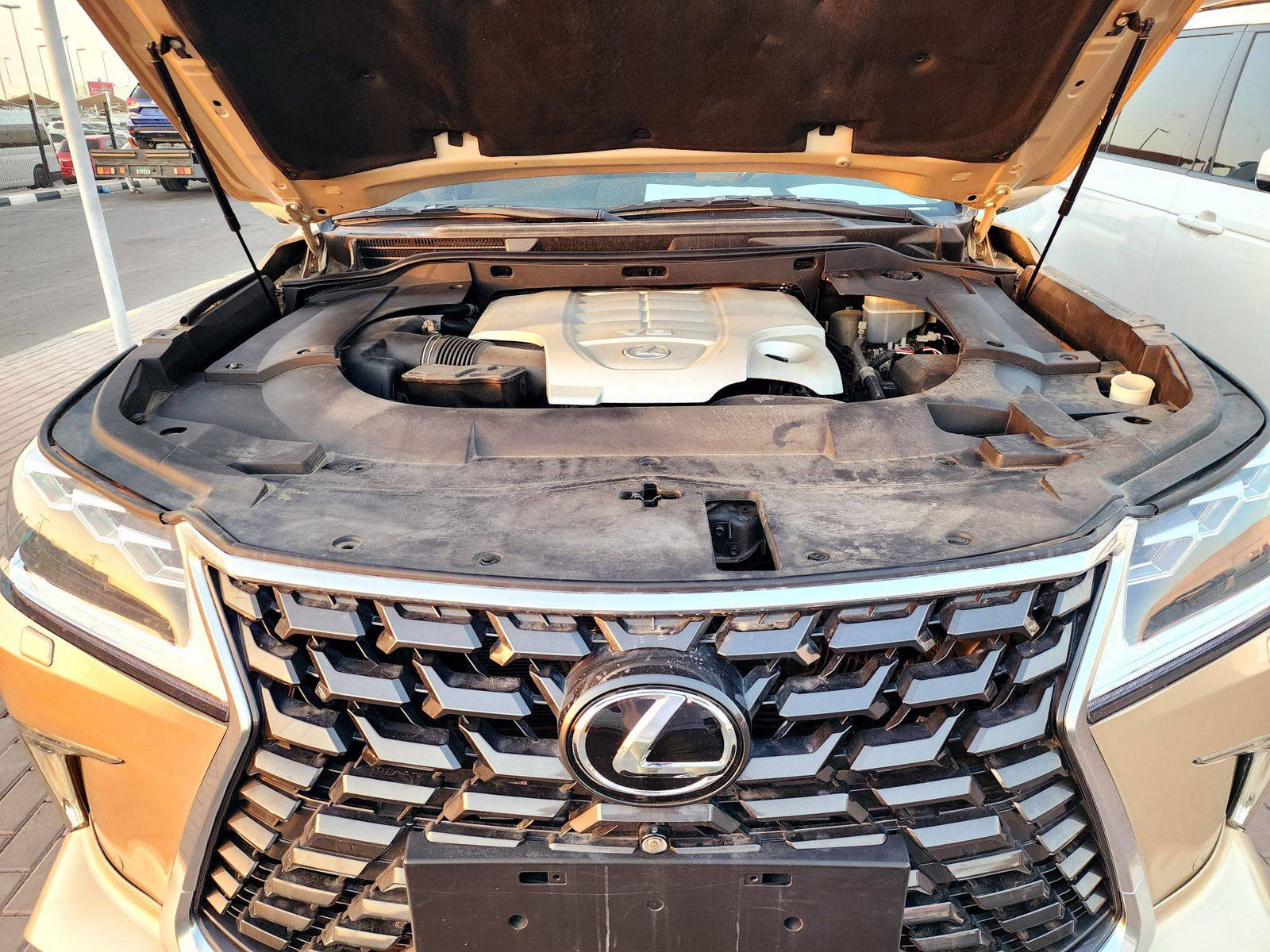 2010 LEXUS LX 570 — 266468 KM — Lot A4040091 — Souq - Marhaba Auctions Used Cars - Image 12