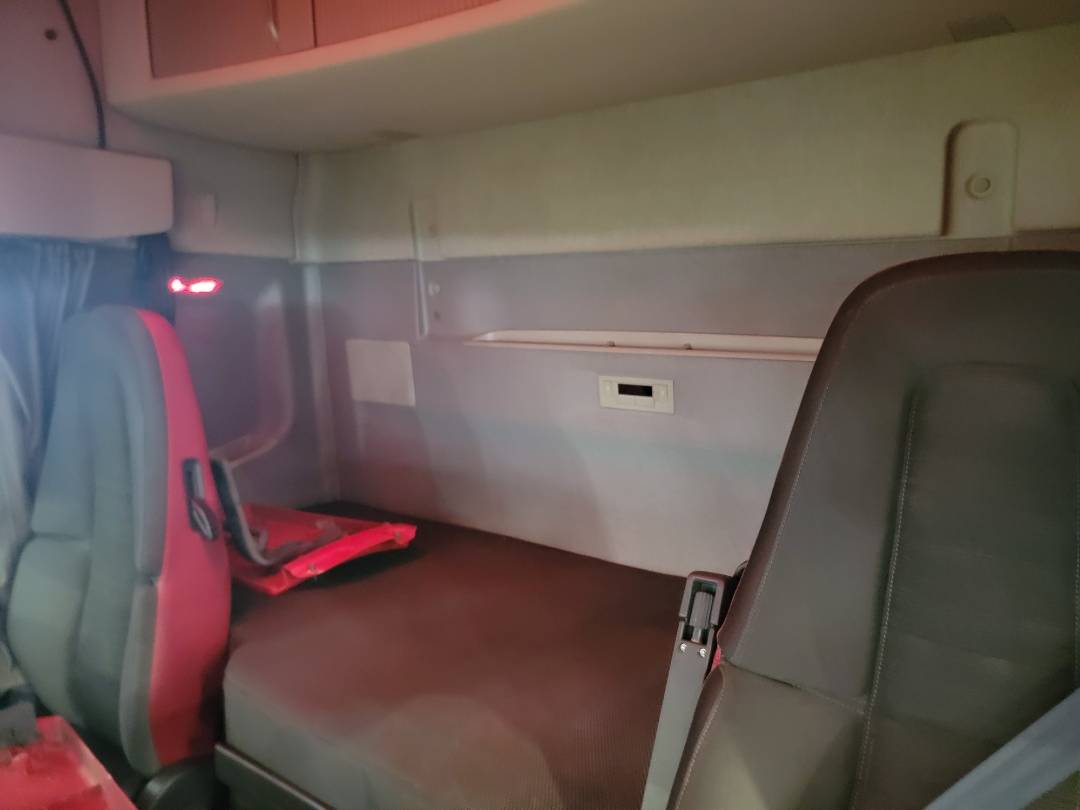 2015 VOLVO FH-Series — 1333711 KM — Lot B736923 — Main - Marhaba Auctions Used Cars - Image 8