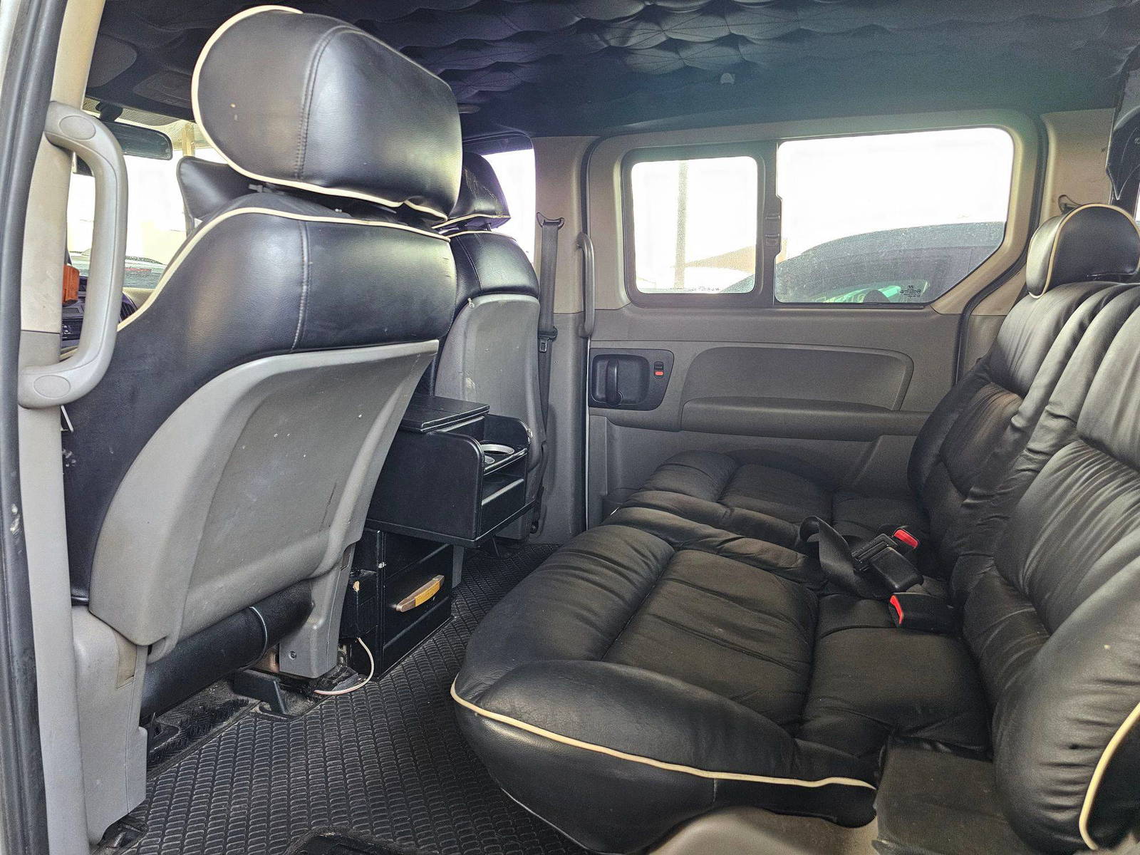 2010 HYUNDAI GRAND STAREX — 262273 KM — Lot 202783 — Souq - Marhaba Auctions Used Cars - Image 6
