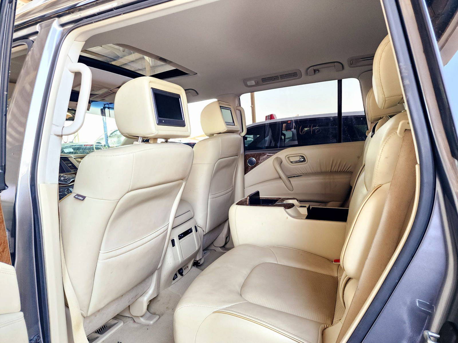 2016 INFINITI QX80 — 101585 Miles — Lot 76939584 — Souq - Marhaba Auctions Used Cars - Image 6