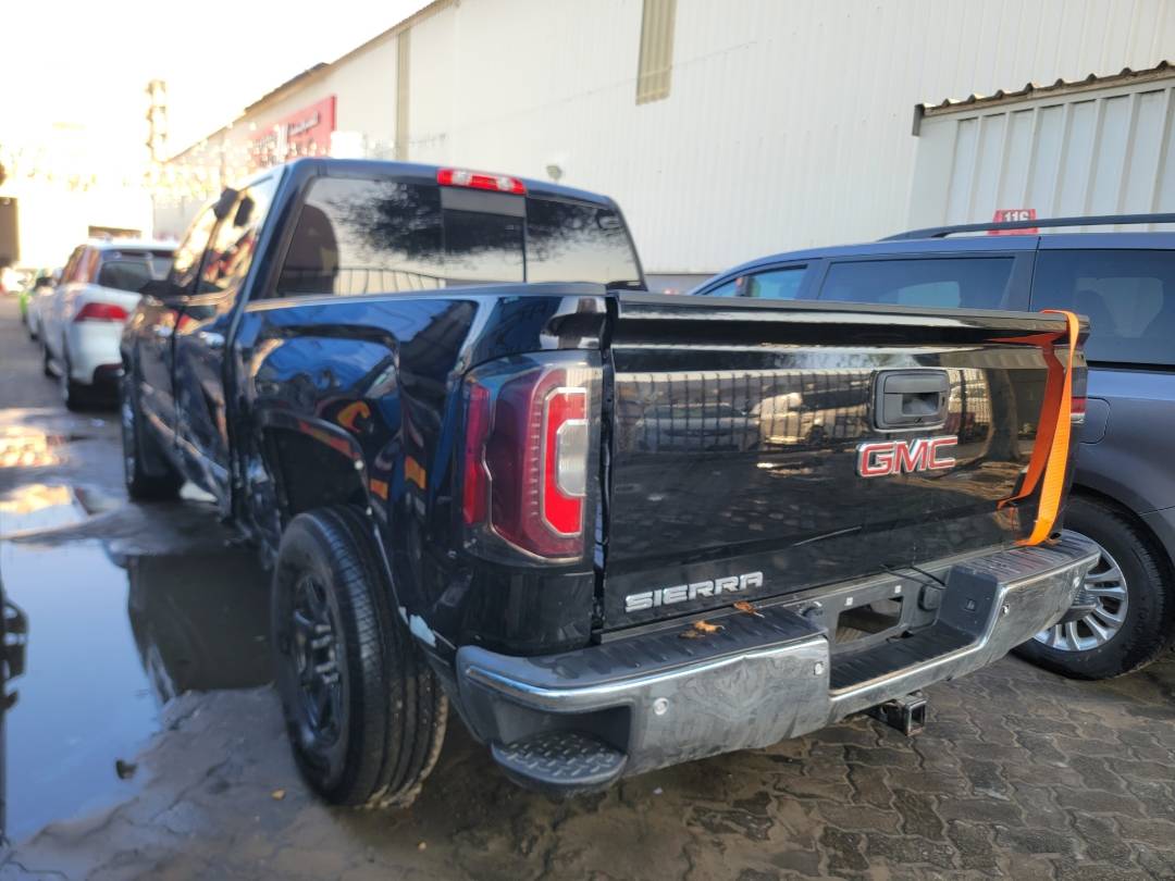 2018 GMC SIERRA — 117265 Miles — Lot C3JG121338 — Main - Marhaba Auctions Used Cars - Image 4