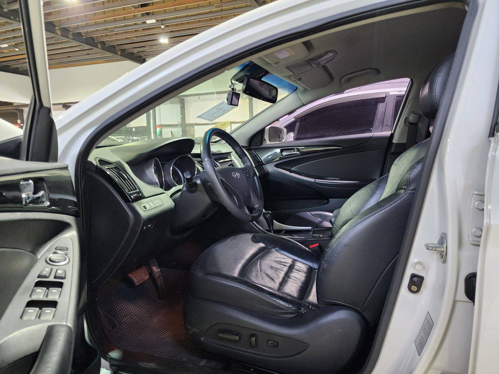 2010 HYUNDAI SONATA — 141651 KM — Lot 124578 — Al Quoz - Marhaba Auctions Used Cars - Image 9