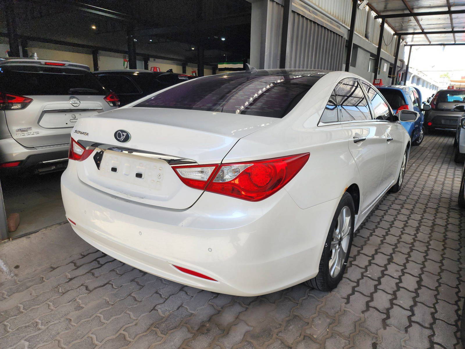 2010 HYUNDAI SONATA — 203790 KM — Lot 101149 — Al Quoz - Marhaba Auctions Used Cars - Image 5
