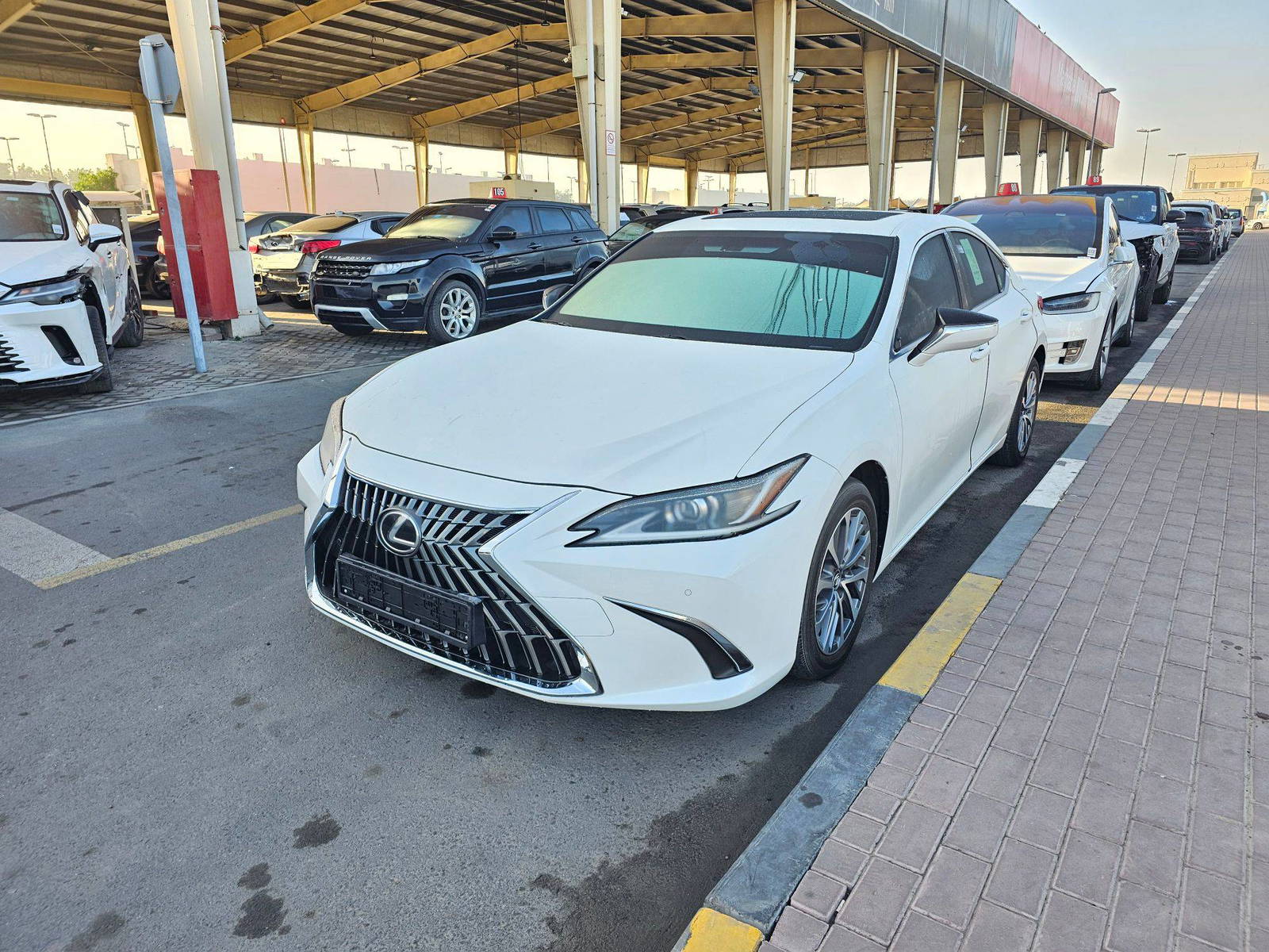 2023 LEXUS ES 300H — 59307 KM — Lot 14P2197587 — Souq - Marhaba Auctions Used Cars - Image 4
