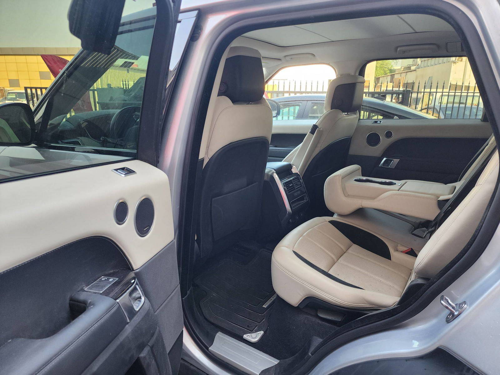 2020 LAND ROVER RANGE ROVER SPORT HSE DYNAMIC P525 — 121880 Miles — Lot 9LA728704 — Al Quoz - Marhaba Auctions Used Cars - Image 7
