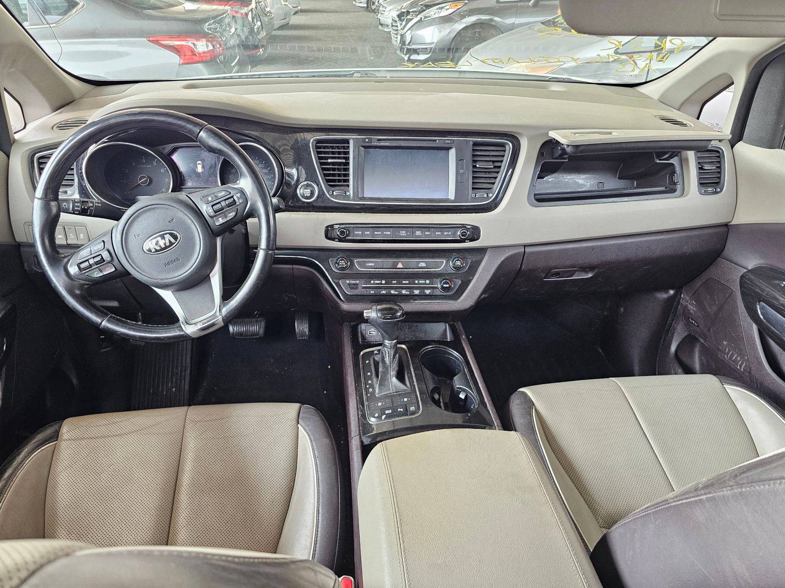2016 KIA SEDONA — 242601 KM — Lot 12339571 — Souq - Marhaba Auctions Used Cars - Image 7