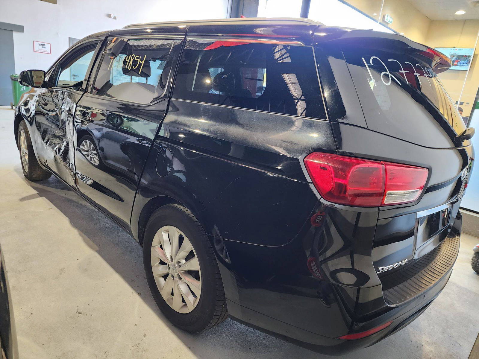 2016 KIA SEDONA — 179652 Miles — Lot 27779 — Al Quoz - Marhaba Auctions Used Cars - Image 6