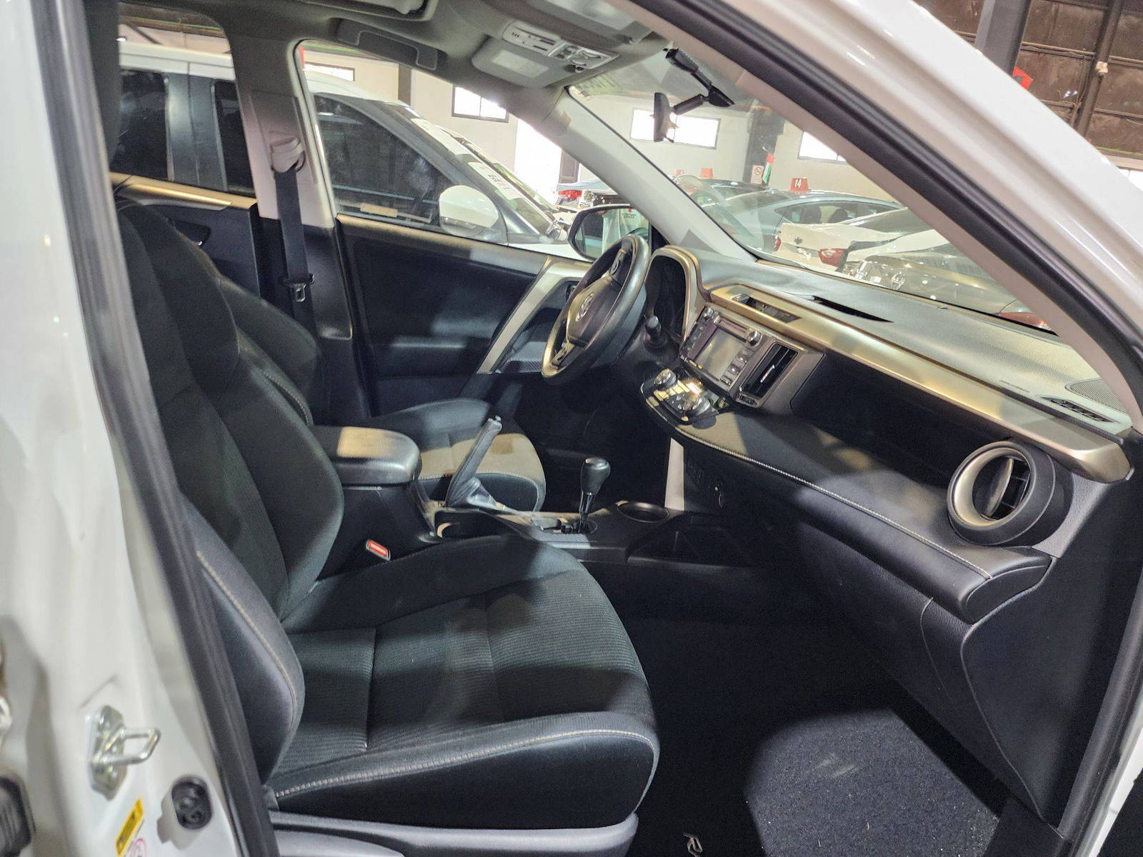 2015 TOYOTA RAV4 — 193361 KM — Lot 71302904 — Souq - Marhaba Auctions Used Cars - Image 9