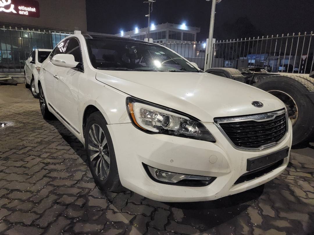 2012 KIA K7 — 320016 KM — Lot 69369 — Main - Marhaba Auctions Used Cars - Image 4