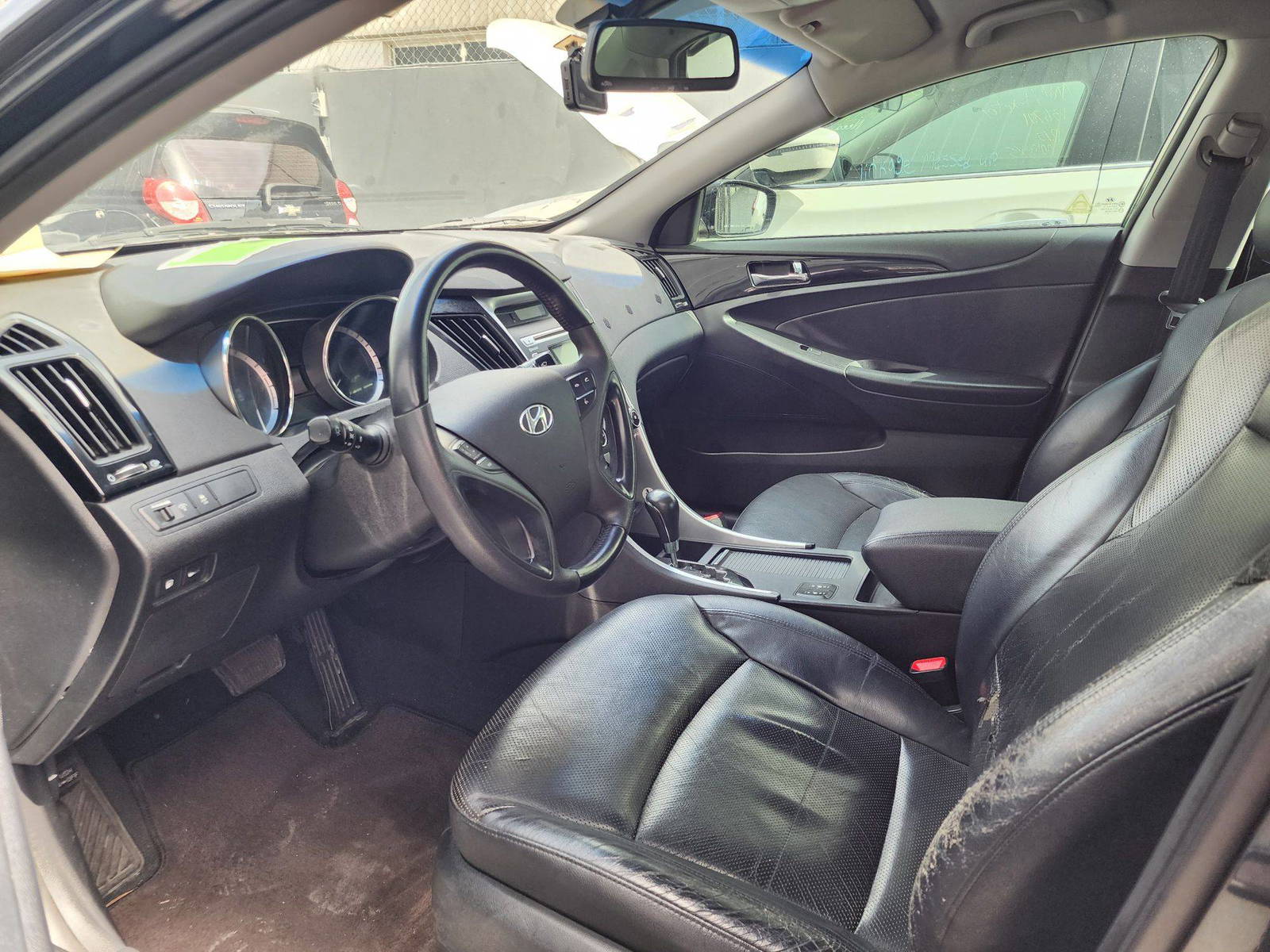2010 HYUNDAI SONATA — 205605 KM — Lot 002939 — Al Quoz - Marhaba Auctions Used Cars - Image 10