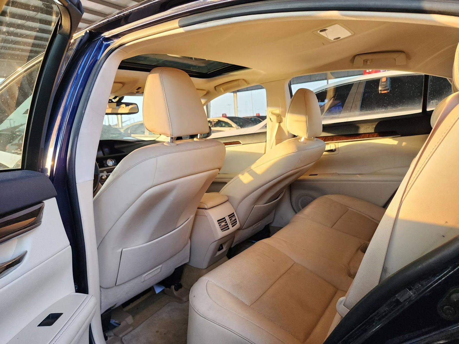 2013 LEXUS ES 350 — 118158 Miles — Lot 9291 — Souq - Marhaba Auctions Used Cars - Image 6