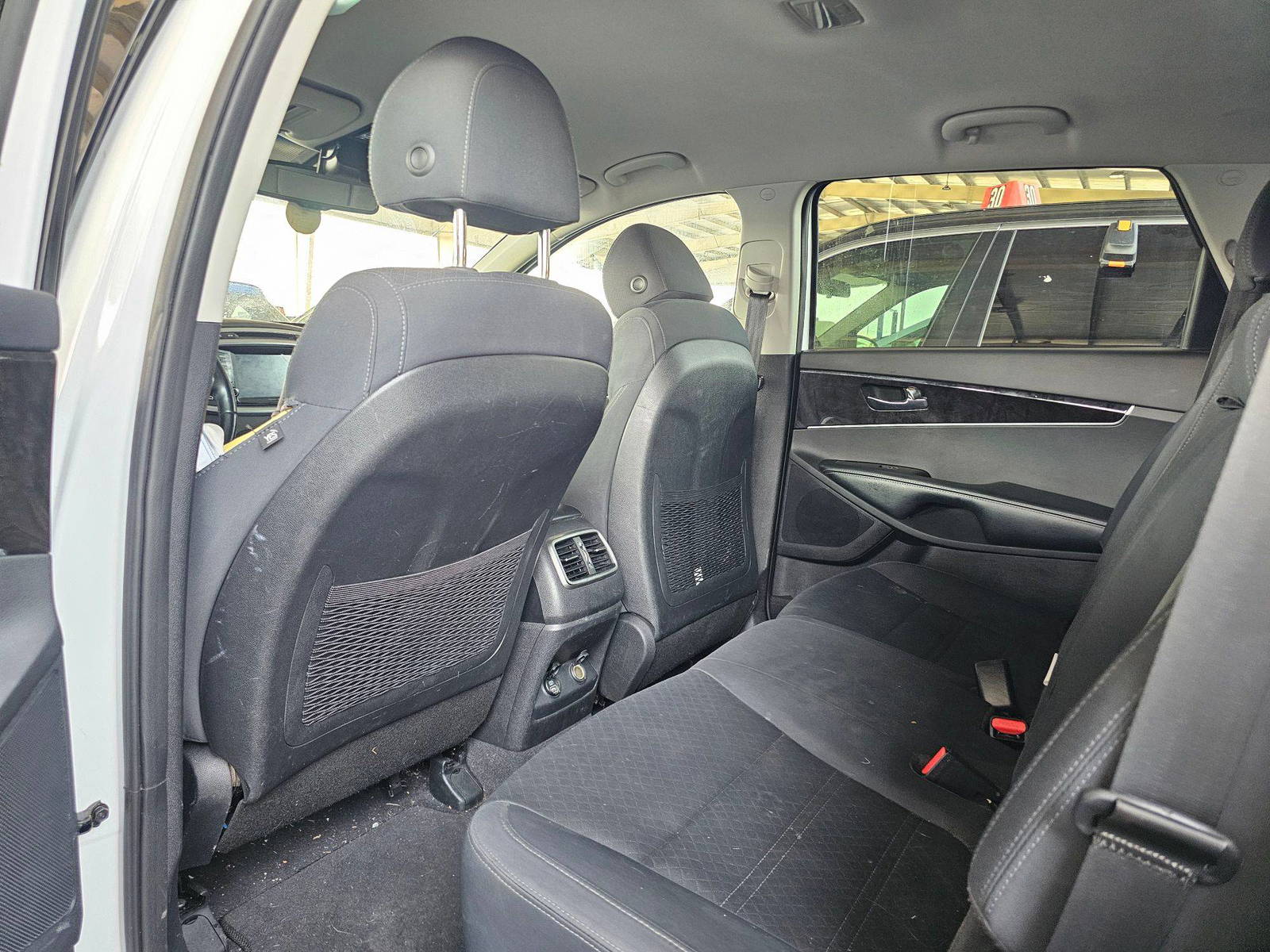 2018 KIA SORENTO — 152938 Miles — Lot 1JG430478 — Souq - Marhaba Auctions Used Cars - Image 6