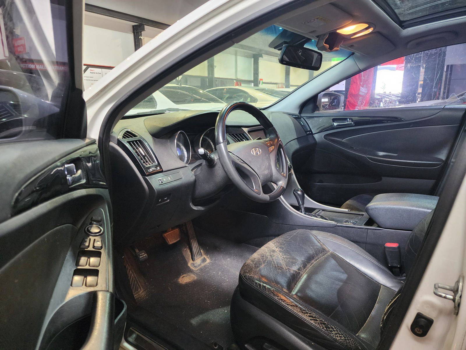 2010 HYUNDAI SONATA — 306688 KM — Lot 043712 — Main - Marhaba Auctions Used Cars - Image 10