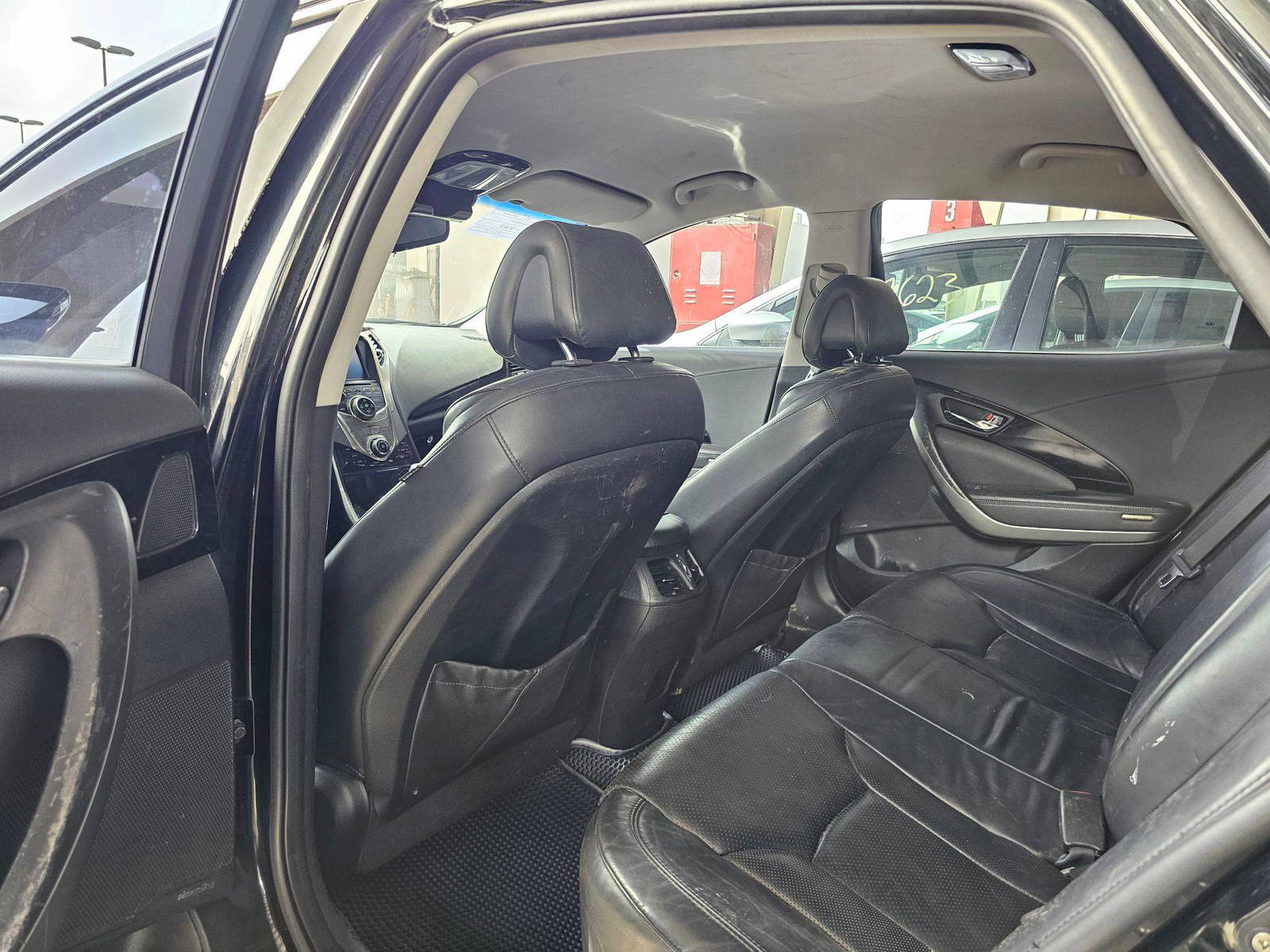 2011 HYUNDAI GRANDEUR — 204790 KM — Lot 028772 — Souq - Marhaba Auctions Used Cars - Image 6