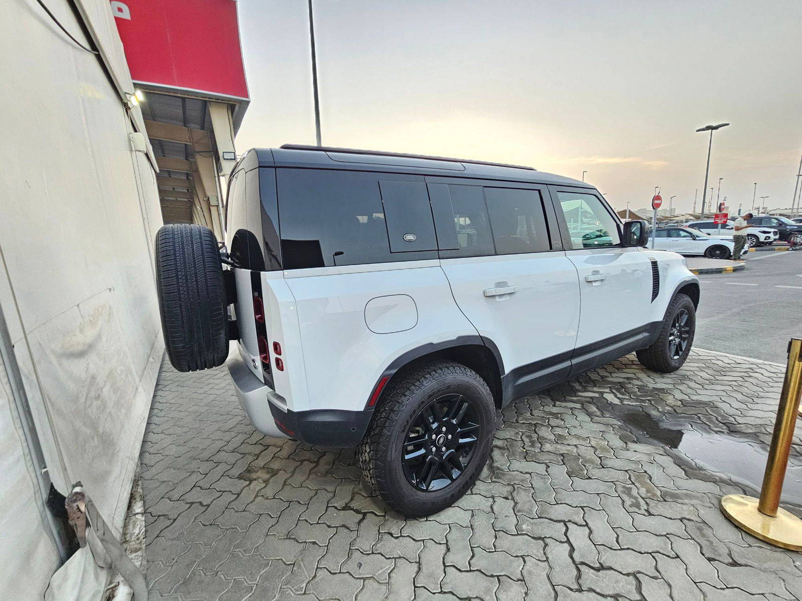 2023 LAND ROVER DEFENDER 110 S — sold — 26866 KM — Lot 0P2129199 — Souq - Marhaba Auctions Used Cars - Image 5