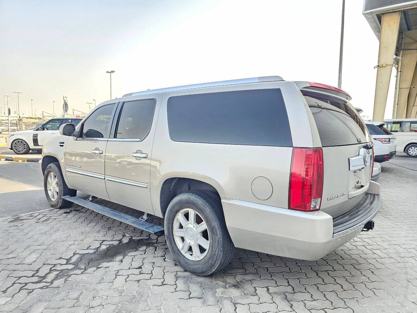 2007 CADILLAC ESCALADE — 155140 KM — Lot 7R307961 — Souq - Marhaba Auctions Used Cars - Image 3