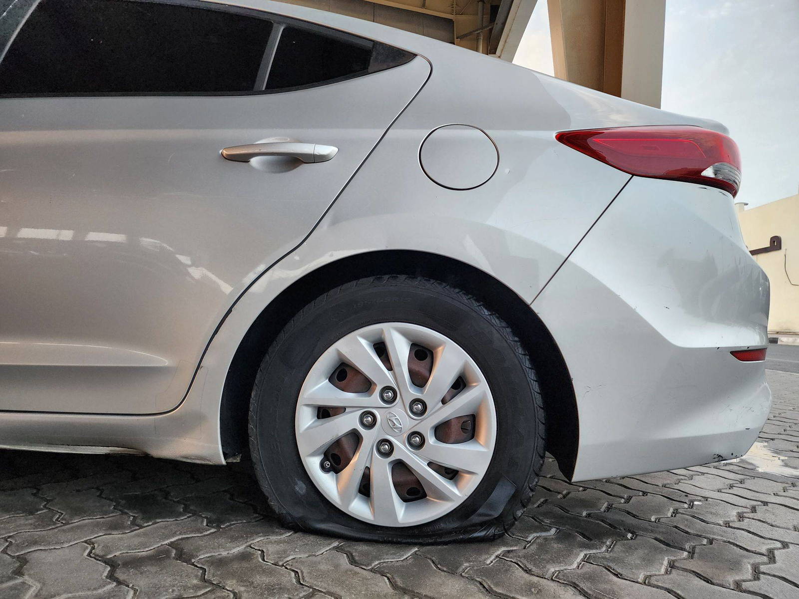 2017 HYUNDAI ELANTRA — 162581 Miles — Lot 102697 — Souq - Marhaba Auctions Used Cars - Image 8