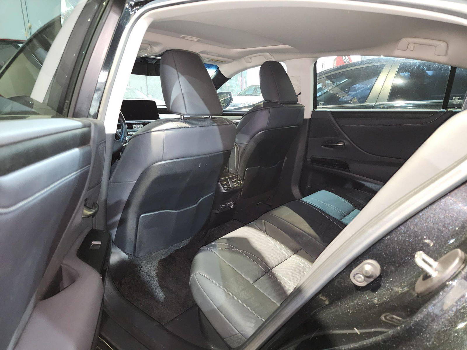 2023 LEXUS ES 300H — 28539 KM — Lot 012750 — Al Quoz - Marhaba Auctions Used Cars - Image 8