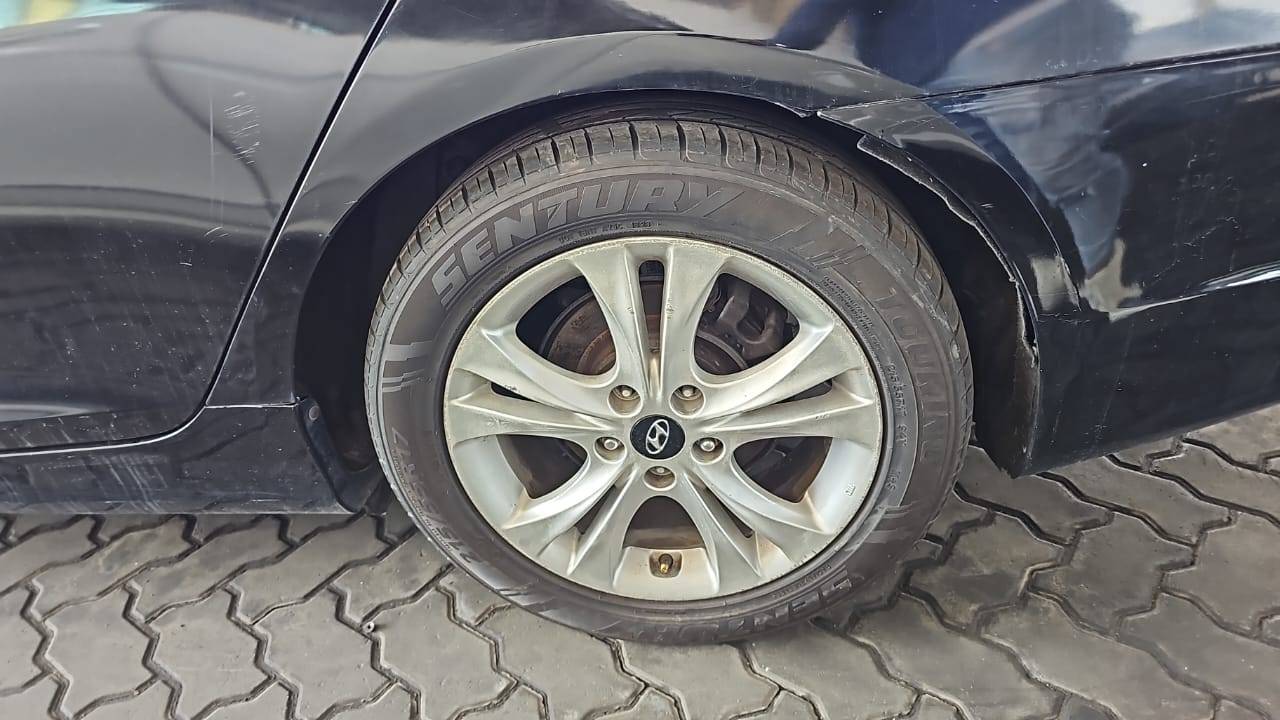 2012 HYUNDAI SONATA — 189904 Miles — Lot AC5CH466155 — Souq - Marhaba Auctions Used Cars - Image 4