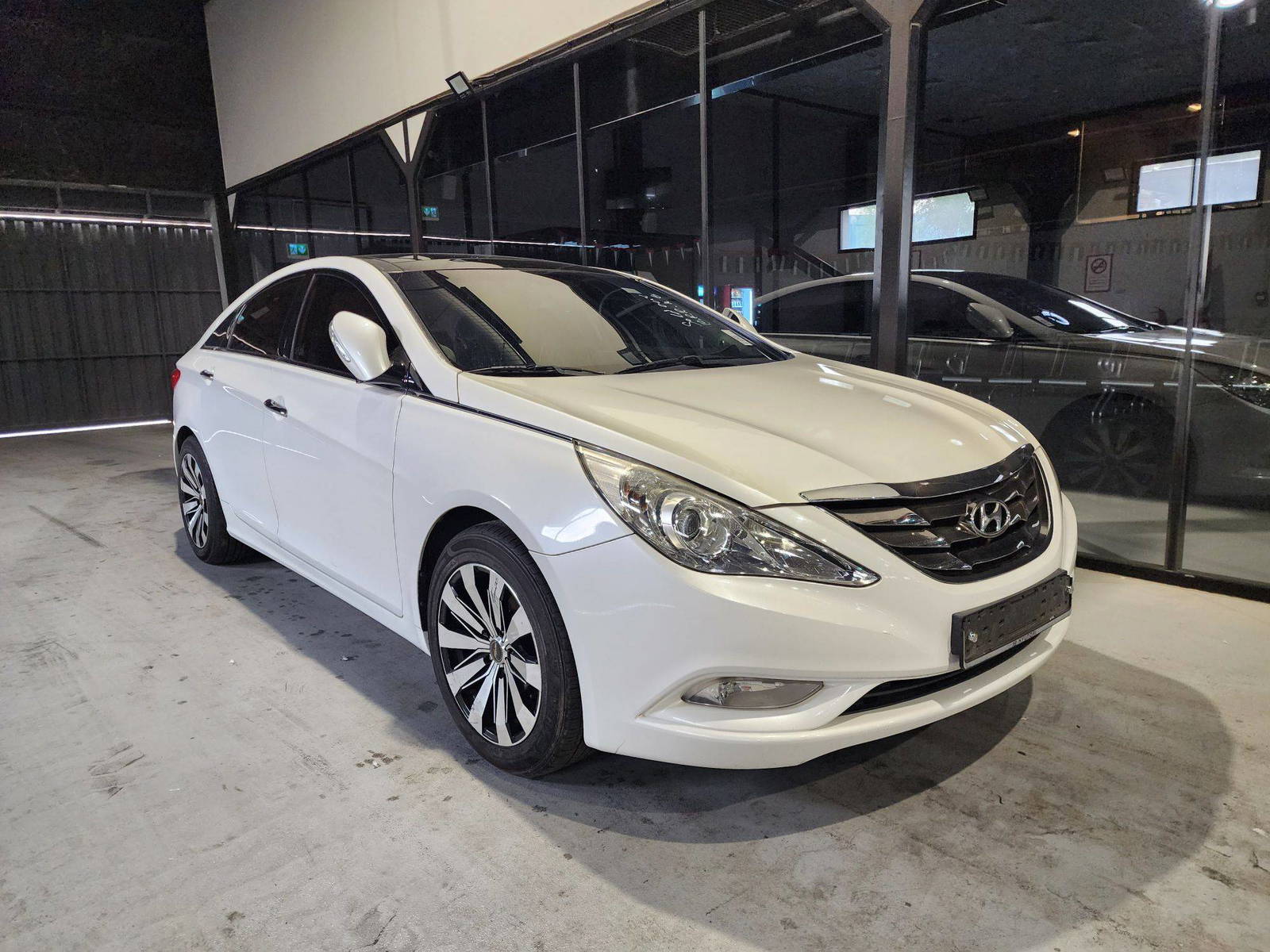 2011 HYUNDAI SONATA — 98137 KM — Lot 229616 — Al Quoz - Marhaba Auctions Used Cars - Image 3
