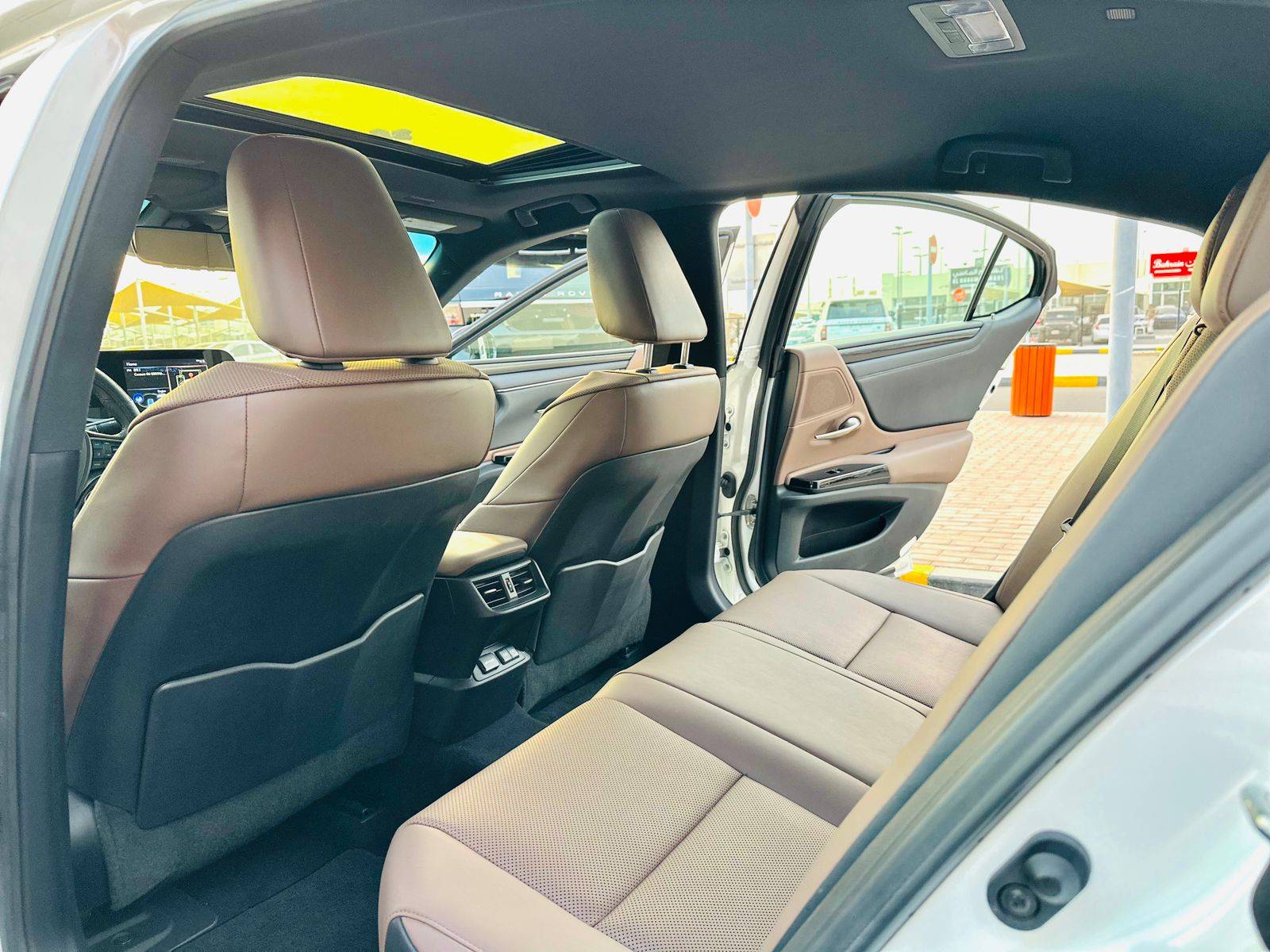 2022 LEXUS ES 300H — 51286 KM — Lot 68013343 — Souq - Marhaba Auctions Used Cars - Image 8