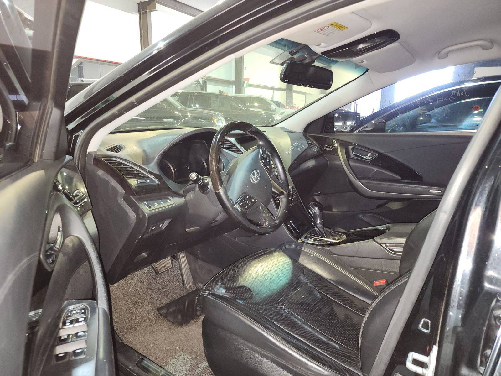 2011 HYUNDAI GRANDEUR — 178943 KM — Lot 009910 — Al Quoz - Marhaba Auctions Used Cars - Image 9