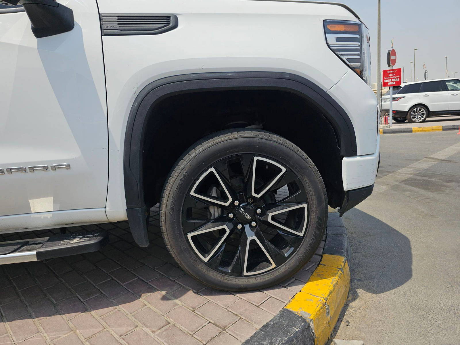2019 GMC SIERRA — 92570 Miles — Lot AEHXKG158028 — Souq - Marhaba Auctions Used Cars - Image 12