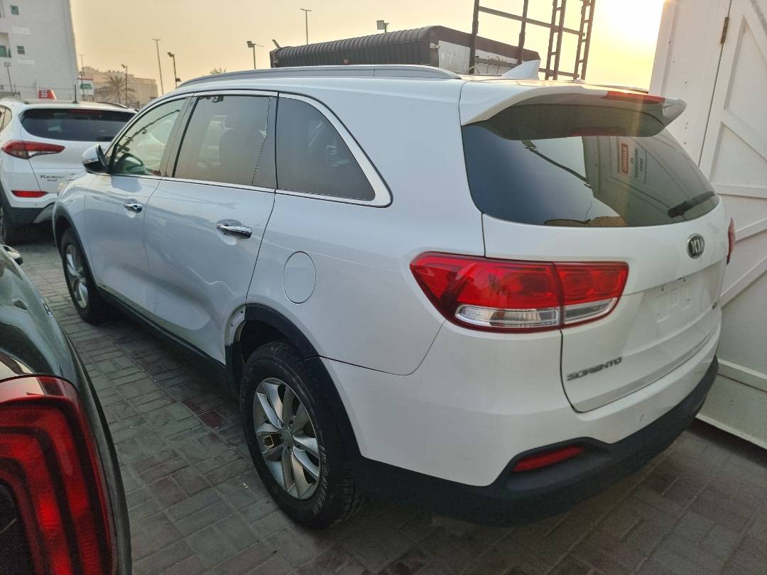 2017 KIA SORENTO — 165365 Miles — Lot 215478 — Souq - Marhaba Auctions Used Cars - Image 4
